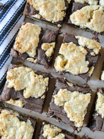 Close up top view of sliced oatmeal fudge bars.