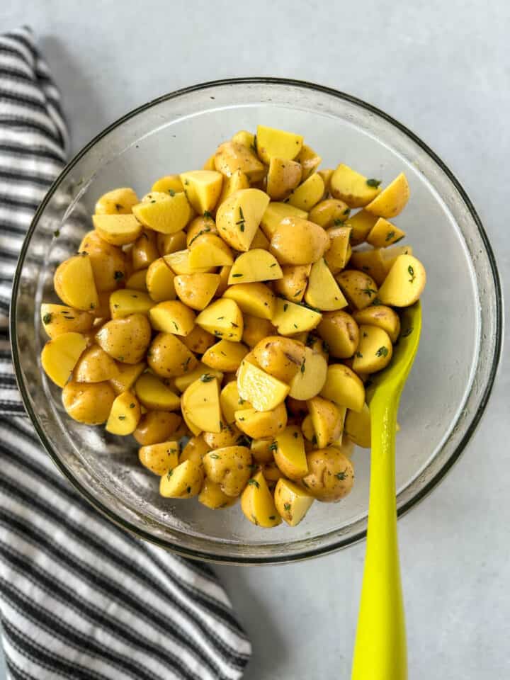 Cut potatoes in bowl mixed with olive oil, lemon juice, thyme and salt.