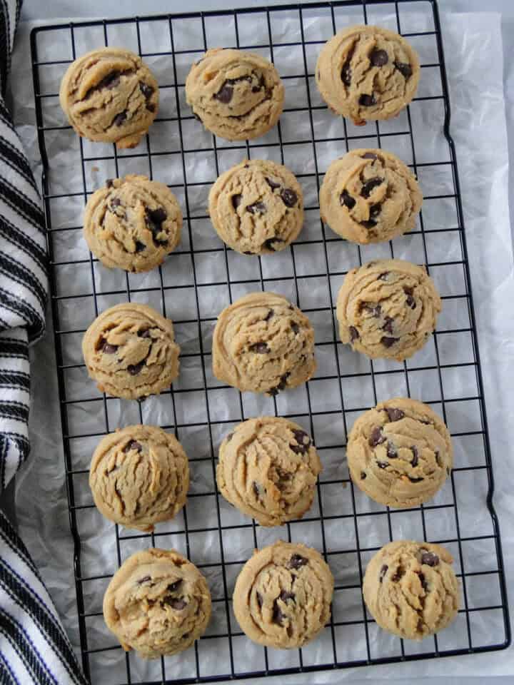 Cookies on cooling wire rack.