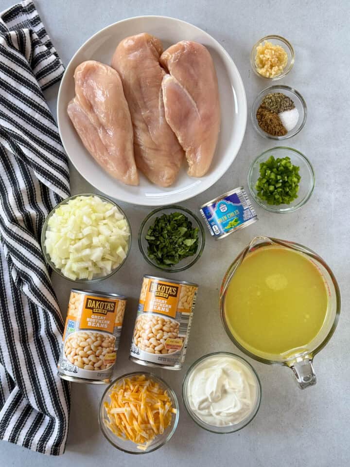 Crock pot white chicken chili recipe ingredients.