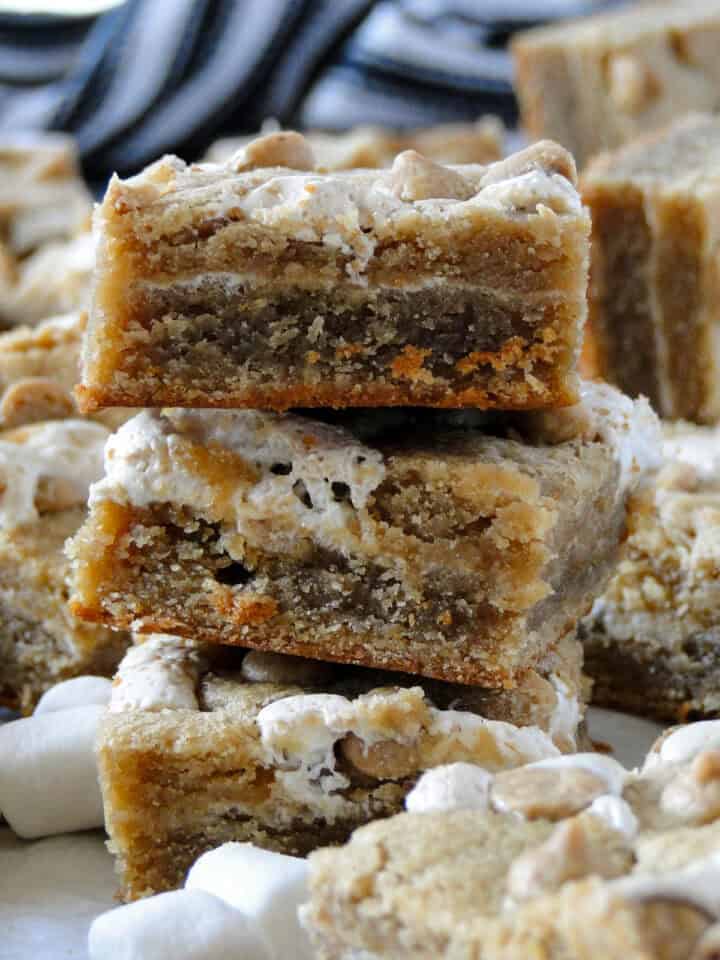 Side view of three fluffernutter bars stacked.